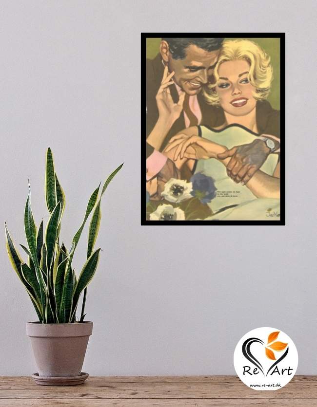 Hvid væg med en plante "svigermors skarpe tunge" i nederste ve hjørne og et billede på væggen af en novelle illustreret af tegneren Jac Mars. Billedet forestiller en mand der holder om en kvinde meget kærligt