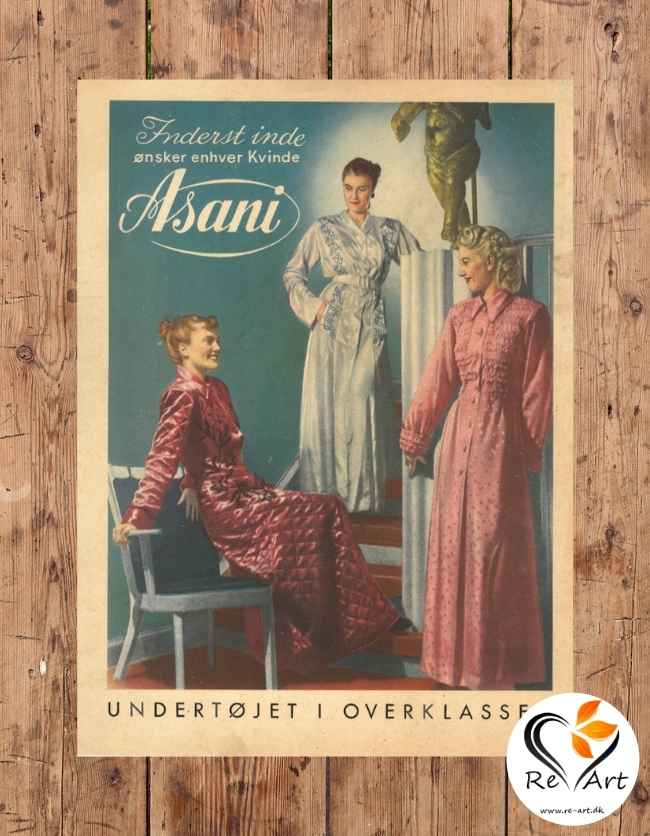 Denne plakat er en Reklame plakat for asani nattøj. PÅ plakaten er der tre kvinder i hver deres natkjole