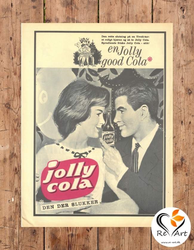 Dette er en original reklame plakat fra Jolly cola. På plakaten er der en mand og en kvinde med en jolly cola