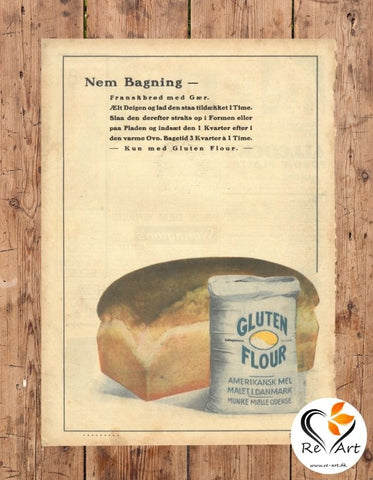 På billedet er en original reklameplakat fra Munke Mølle for Gluten Flour. På billedet er et franskbrød og en pose mel foran fra Munke Mølle