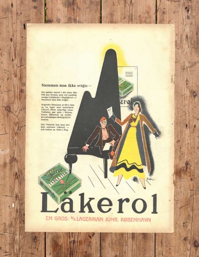 På billedet er en original reklame plakat for Läkerol, hvor en kvinde og en pianist spiller musik. plakaten er gul og klaveret er sort.