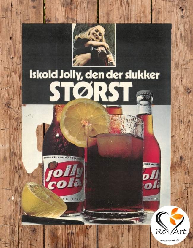 Dette er en original reklame plakat fra jolly cola. På plakaten er der jolly colaer og et glas med en iskold cola. Plakaten er sort og hvid, og der også citroner.